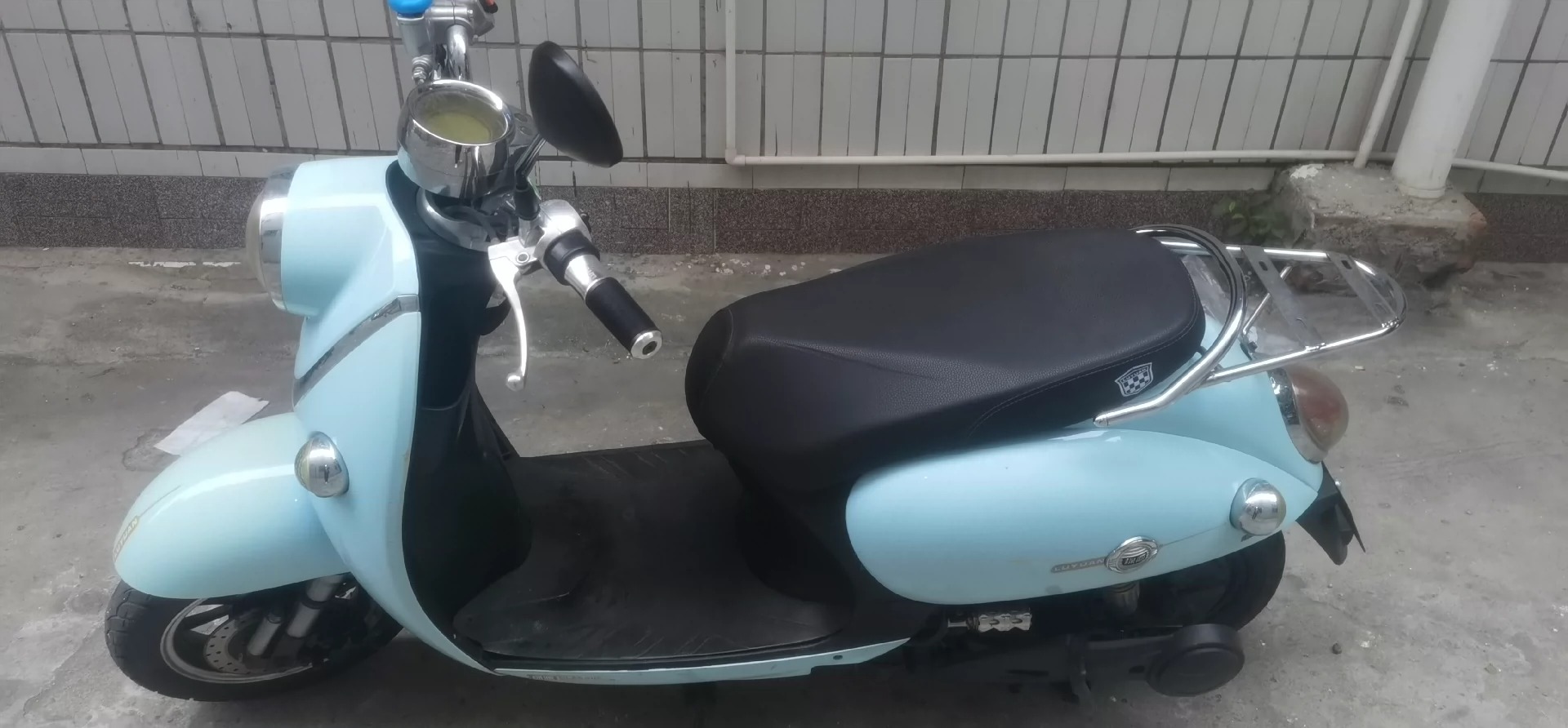 人诚意出售台闲置绿源电动车 成色8.5新 发票己遗失 绝非盗抢车辆 可签转让协议出售 电池一般 续航40公里左右 后面轮胎需要更换 其它一切正常